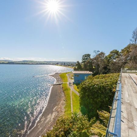 Spectacular Lakefront Home Taupomeer Buitenkant foto