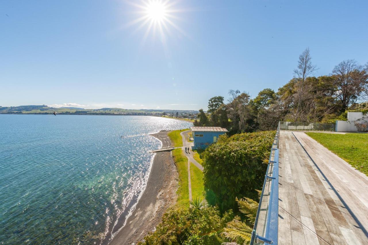 Spectacular Lakefront Home Taupomeer Buitenkant foto